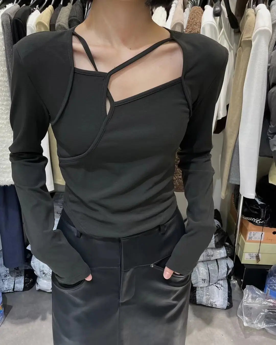 Le T-shirt à manches longues pour femme est conçu avec un sentiment d'ingénierie et une couche de base moulante et découpée