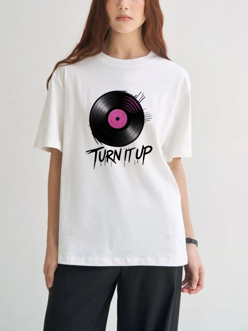 T-shirt à la mode pour femmes avec impression d'enregistrement musical et design de texte "TURN IT UP" adapté aux fêtesFabriqué en pur coton