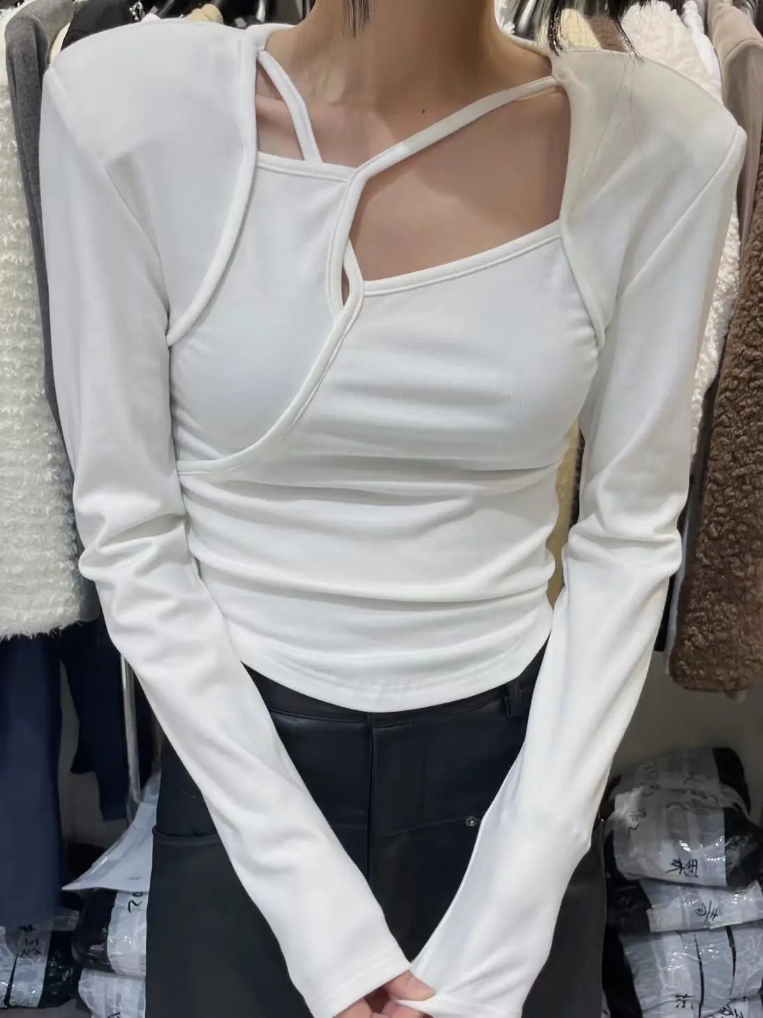 Le T-shirt à manches longues pour femme est conçu avec un sentiment d'ingénierie et une couche de base moulante et découpée