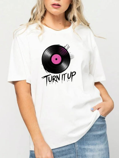 T-shirt à la mode pour femmes avec impression d'enregistrement musical et design de texte "TURN IT UP" adapté aux fêtesFabriqué en pur coton
