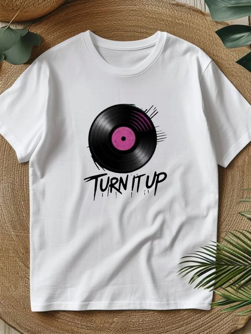 T-shirt à la mode pour femmes avec impression d'enregistrement musical et design de texte "TURN IT UP" adapté aux fêtesFabriqué en pur coton
