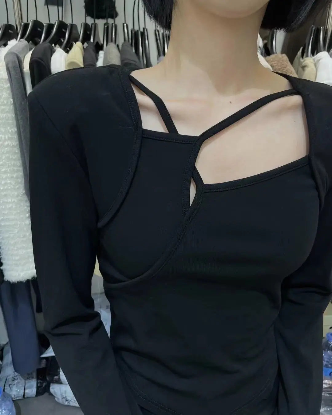 Le T-shirt à manches longues pour femme est conçu avec un sentiment d'ingénierie et une couche de base moulante et découpée