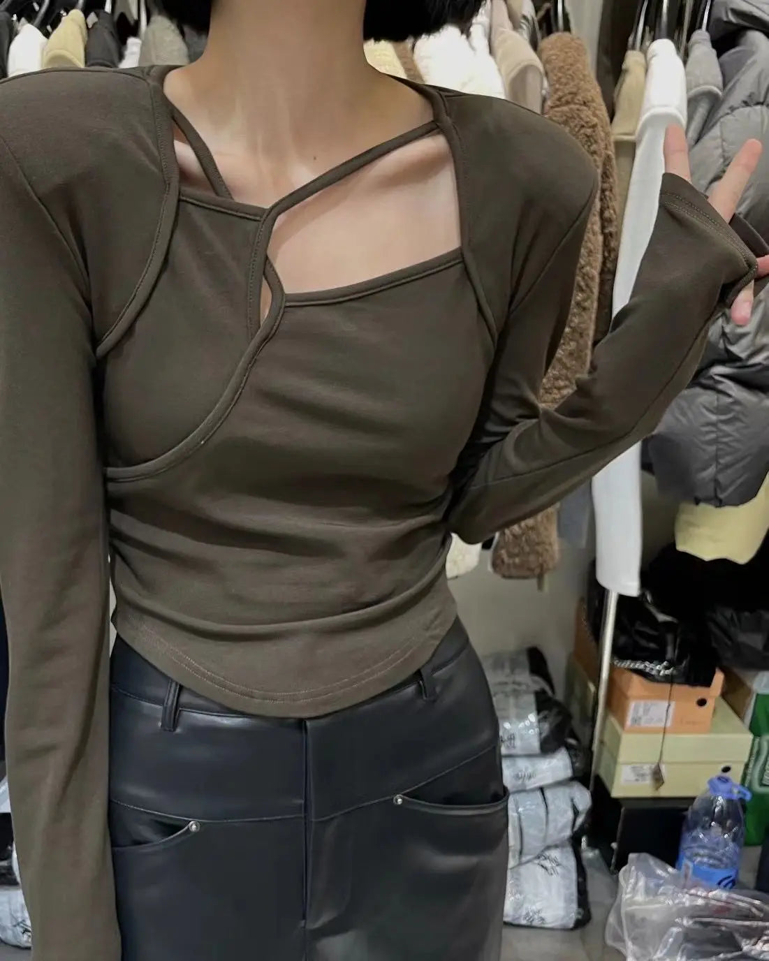 Le T-shirt à manches longues pour femme est conçu avec un sentiment d'ingénierie et une couche de base moulante et découpée