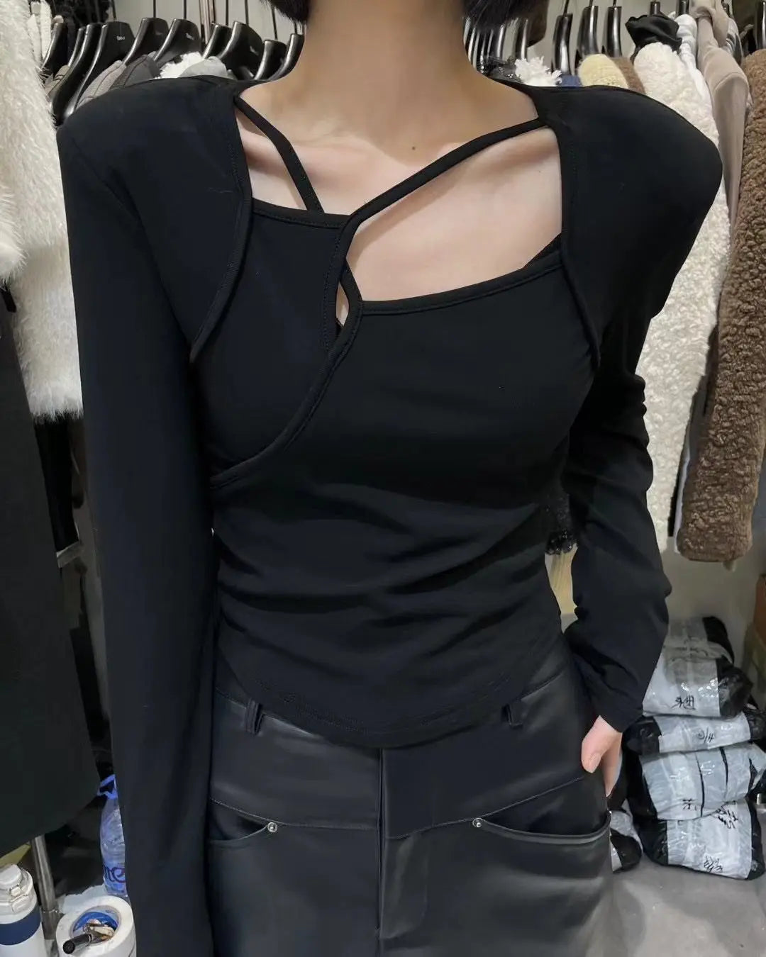 Le T-shirt à manches longues pour femme est conçu avec un sentiment d'ingénierie et une couche de base moulante et découpée